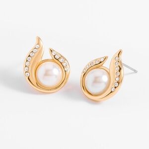 New Gold earrings with cream pearl elegant design